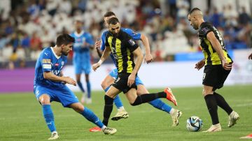 Insólito: Aficionado da latigazos al delantero Hamdallah tras perder la Supercopa de Arabia [Video]