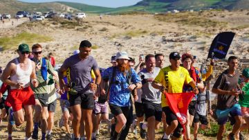 El corredor británico Russ Cook (c) llegó este domingo al cabo Ángela, en la ciudad tunecina de Bizerta.