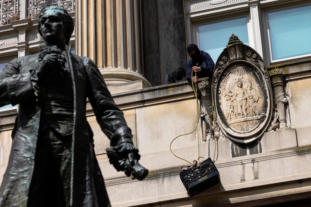Policías de Nueva York rodearon el campus universitario de Columbia ante protestas estudiantiles