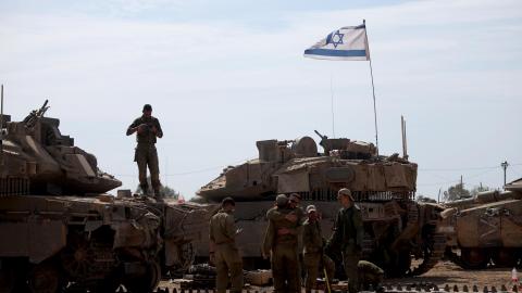 Israeli soldiers check tanks after withdrawing from southern Gaza