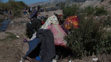 Migrantes permanecen en carpas improvisadas en las inmediaciones de la frontera con Estados Unidos, el 31 de marzo de 2024, en Ciudad Juárez, Chihuahua (México).