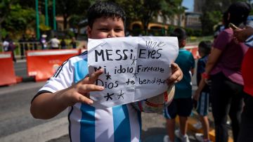 Seguidores de Messi de todas las edades se acercaron al aeropuerto de Monterrey para recibir a la estrella argentina.