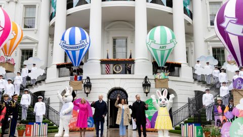 Los Biden bajaron a los jardines y estuvieron durante unos minutos conversando con algunos de los asistentes y jugando con los niños.