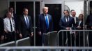 El expresidente estadounidense Donald Trump (C) regresa de la pausa del almuerzo mientras asiste a su juicio.
