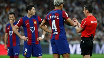 Jugadores del FC Barcelona esperan por la decisión del principal César Soto Grado para saber si validaban o no el gol.