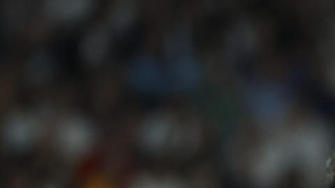 El colegiado César Soto Grado (d) conversa con el defensa uruguayo del FC Barcelona Ronald Araújo.