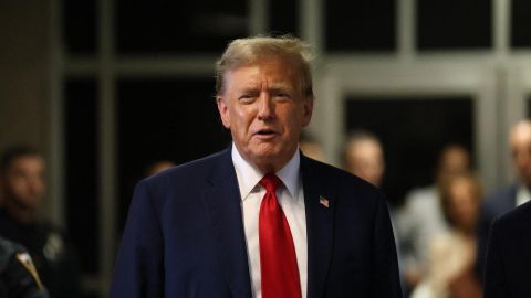 El expresidente estadounidense Donald J. Trump habla con la prensa cuando sale de la Corte Suprema del Estado en el tribunal penal de Manhattan en Nueva York, EE.UU., 15 de abril de 2024.