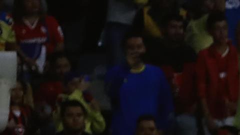 Jugadores del América celebran un gol anotado al Toluca.