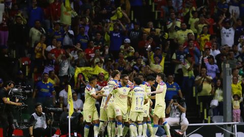 Jugadores del América celebran un gol anotado al Toluca.