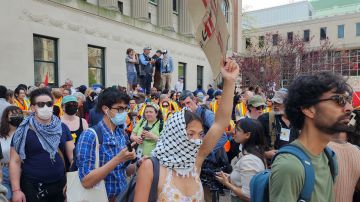 Universidad de Columbia rechaza retirar inversiones de Israel ante protestas de estudiantes