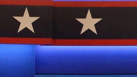 Fotografía de archivo del 22 de octubre de 2020 donde aparece el expresidente estadounidense Donald J. Trump (izq.) y el actual presidente, Joe Biden, durante un debate en Nashville, Tennessee (EE.UU.).