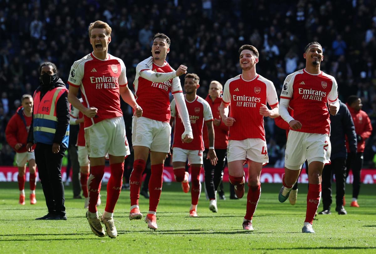 El Arsenal se aferra al liderato de la Premier League pero el Manchester City sigue al acecho