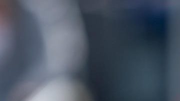 El tenista español Carlos Alcaraz devuelve una bola al tenista brasileño Thiago Seyboth, durante el partido de segunda ronda del Masters 1000 Mutua Madrid Open.