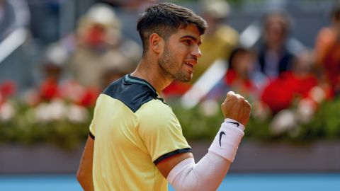 El tenista español Carlos Alcaraz devuelve una bola al tenista brasileño Thiago Seyboth, durante el partido de segunda ronda del Masters 1000 Mutua Madrid Open.