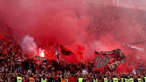 Los hinchas el Bayer Leverkusen invadieron el campo para celebrar el título.