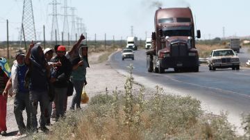 Un grupo de migrantes caminan a un costado de la carretera rumbo a la frontera con Estados Unidos, el 16 de abril de 2024, en la ciudad de Chihuahua (México).