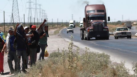 Un grupo de migrantes caminan a un costado de la carretera rumbo a la frontera con Estados Unidos, el 16 de abril de 2024, en la ciudad de Chihuahua (México).