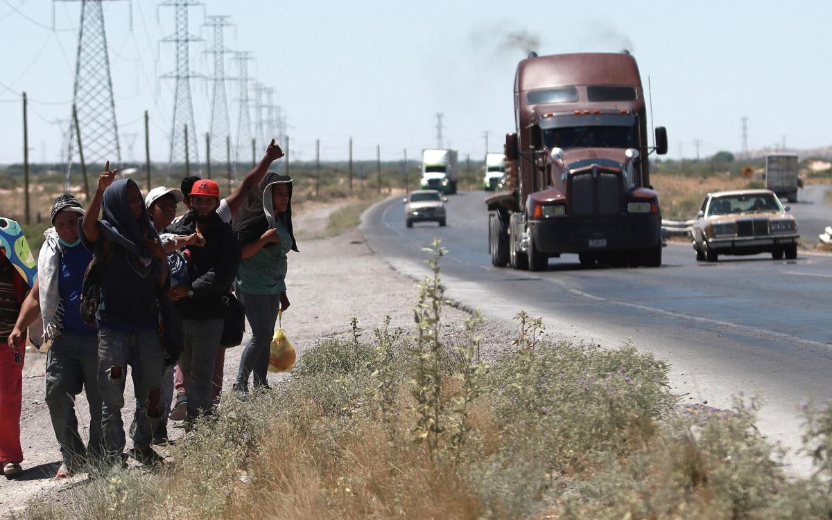 Los migrantes cruzan el peligro del desierto por la mayor vigilancia en el norte de México