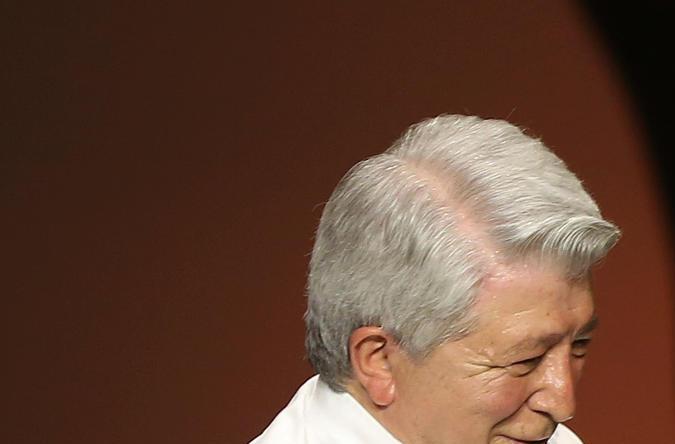 El empresario español Enrique Cerezo entregó el premio a la actriz Cecilia Roth.