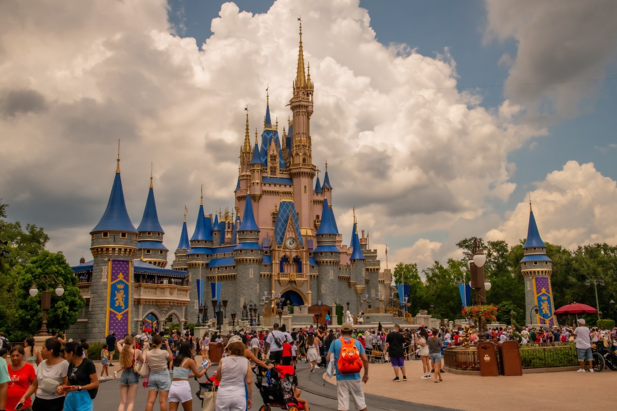 Hombre gana la lotería y planea visitar por primera vez Disney World con sus nietos