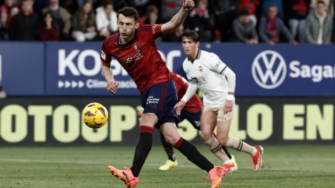 Croata Ante Budimir falla de manera insólita su tiro penal frente a Valencia al minuto 97'.