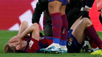 El centrocampista neerlandés del FC Barcelona Frenkie de Jong es atendido por los servicios médicos.
