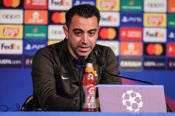 Xavi Hernández durante la conferencia previa del encuentro ante PSG por Champions League.