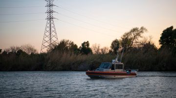 Guardia Costera de EE.UU. rescató a ocho niños en el río Grande: la balsa donde viajaban se desinfló