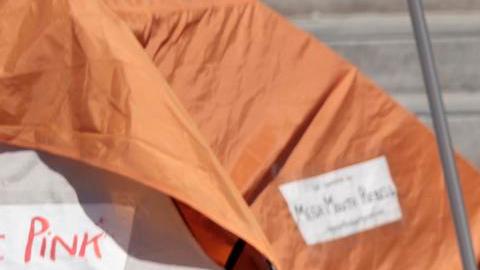 Estudiantes de la Universidad de California Berkeley (UC Berkeley) ocupan un campamento frente al Sproul Hall, el edificio administrativo del campus, mientras protestan por los vínculos de inversión de UC Berkeley con Israel en Berkeley, California, EE.UU., 26 de abril de 2024.