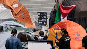 Estudiantes de la Universidad de California Berkeley (UC Berkeley) ocupan un campamento frente al Sproul Hall, el edificio administrativo del campus, mientras protestan por los vínculos de inversión de UC Berkeley con Israel en Berkeley, California, EE.UU., 26 de abril de 2024.