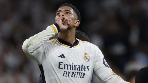 El centrocampista británico del Real Madrid Jude Bellingham celebra la victoria tras el partido entre Real Madrid y FC Barcelona.