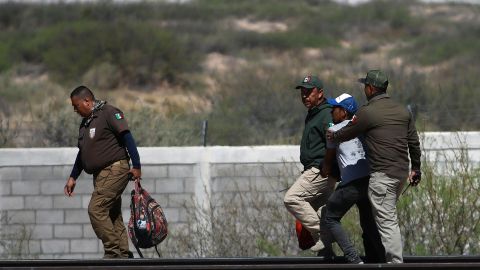 Personal del Instituto Nacional de Migración (INM) realiza detenciones de migrantes, el 20 de abril de 2024, en Ciudad Juárez, Chihuahua (México).