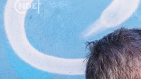 El presidente del Club Nacional de Football, Alejandro Balbi, mientras presenta un busto en honor al futbolista Luis Suárez.