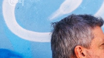 El presidente del Club Nacional de Football, Alejandro Balbi, mientras presenta un busto en honor al futbolista Luis Suárez.