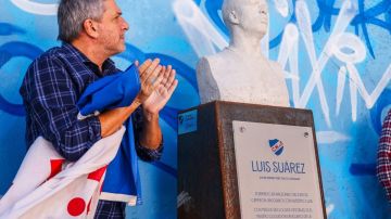 El presidente del Club Nacional de Football, Alejandro Balbi, mientras presenta un busto en honor al futbolista Luis Suárez.