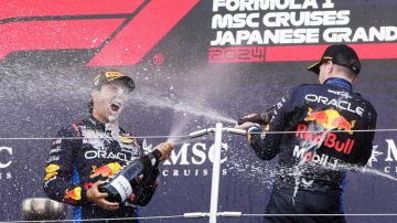 Max Verstappen (d) y Sergio Perez celebran en el podio del GP de Japón.