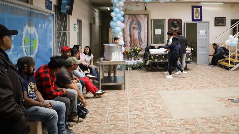 Migrantes de origen centroamericano permanecen en la Casa del Migrante, el 27 de abril de 2024, en la ciudad de Tijuana (México).