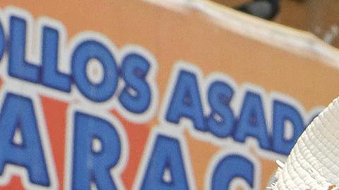El embajador de Estados Unidos en México, Ken Salazar, habla con medios de comunicación.