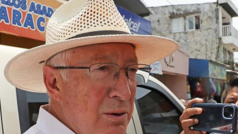 El embajador de Estados Unidos en México, Ken Salazar, habla con medios de comunicación.