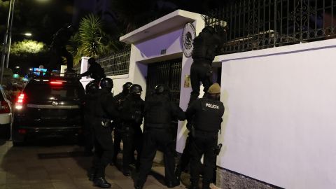 Integrantes de un cuerpo élite de la Policía ecuatoriana irrumpen en la Embajada de México para detener al exvicepresidente Jorge Glas, condenado por corrupción, y a quien se le fue negado el asilo político, este viernes en Quito (Ecuador).