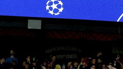 Hinchas del FC Barcelona en el Parque de los Príncipes.