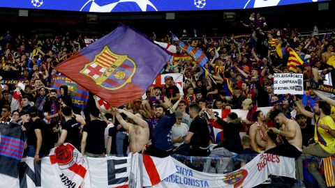 Hinchas del FC Barcelona en el Parque de los Príncipes.