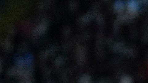 El defensa portugués del FC Barcelona João Cancelo (d) disputa un balón ante el delantero francés del PSG Ousmane Dembélé.
