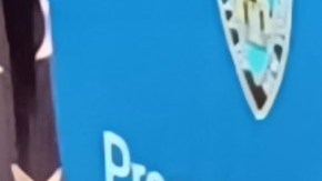 En foto de archivo, el alcalde Adams muestra armas decomisadas  con componentes vinculados con ‘kits’ caseros.