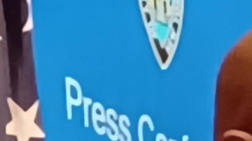 En foto de archivo, el alcalde Adams muestra armas decomisadas  con componentes vinculados con ‘kits’ caseros.