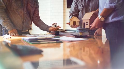 Un buena opción es considerar comprar propiedades en pre-construcción.