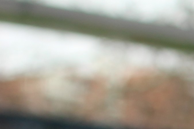 Hombre estresado comiendo comida chatarra de manera desordenada.