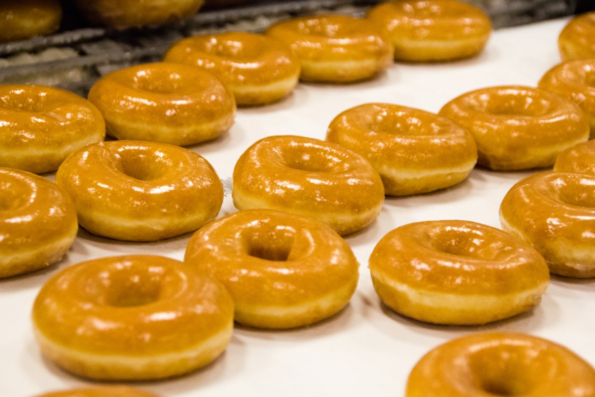 Krispy Kreme lanza 12 días de ofertas y regala una docena de donas glaseadas