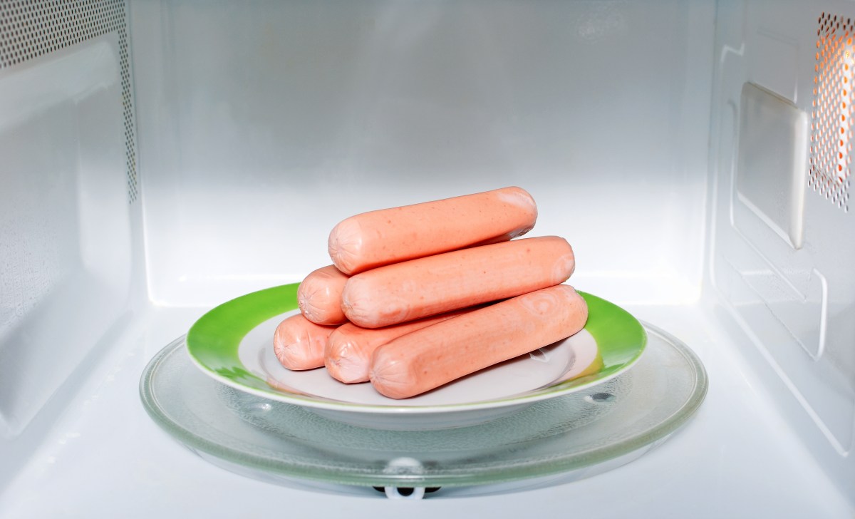 Truco infalible para evitar que las salchichas exploten en el microondas