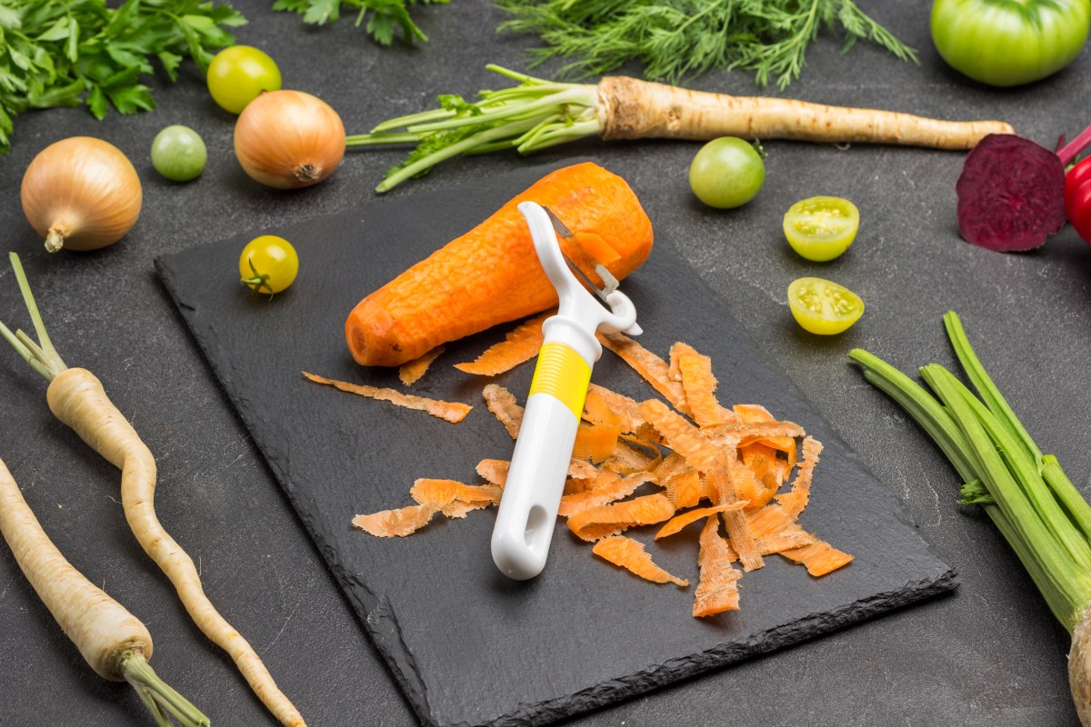 Delicioso y nutritivo: snack con la cáscara de la zanahoria